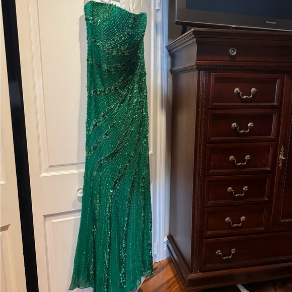 SOLD  Designs Dress Gorgeous Emerald Green size 10/fits M - Picture 4 of 9
